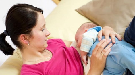 trẻ bú sữa mẹ