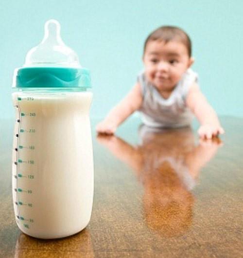 nuôi con bằng sữa mẹ nhưng cẩn thận nguồn sữa để tránh lây bệnh cho trẻ