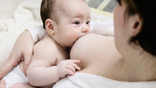 trẻ sơ sinh khác nhau cần nạp lượng sữa khác nhau