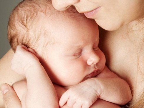 Tiếp xúc với mẹ qua da có thể giúp trẻ ổn định sinh học - Ảnh: Shutterstock