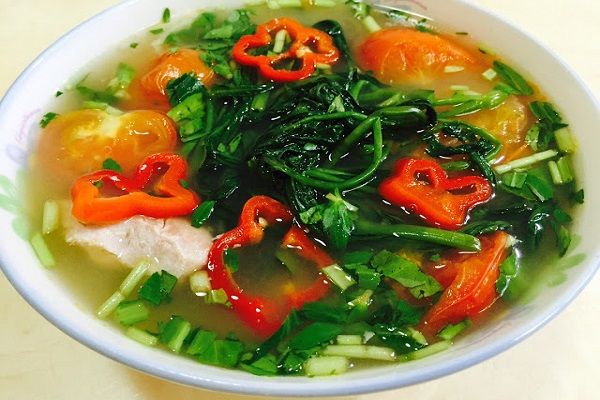 canh rau muống với cà chua