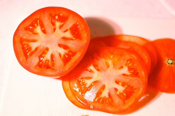 hình ảnh cà chua dùng để giảm mặn món ăn