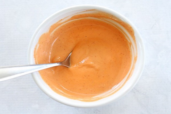 hòa mayonnaise với tương ớt
