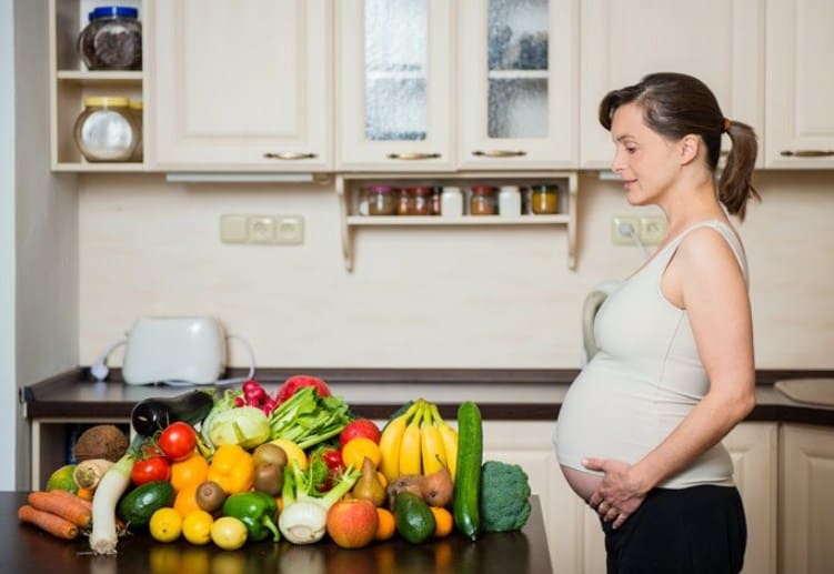 Phụ nữ có thai nên ăn gì và hạn chế thức ăn nào