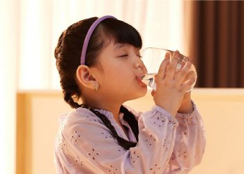 Mỗi ngày trẻ em nên uống bao nhiêu nước là đủ?
