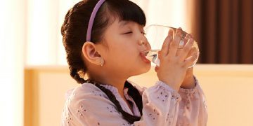 Mỗi ngày trẻ em nên uống bao nhiêu nước là đủ?