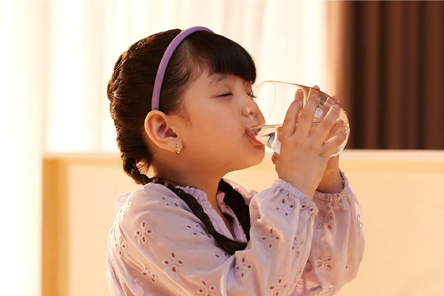 Mỗi ngày trẻ em nên uống bao nhiêu nước là đủ?